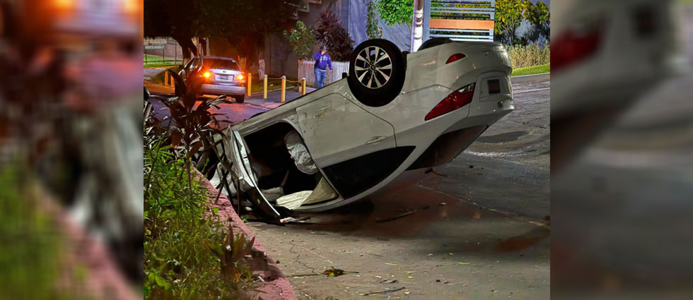 Hallan auto volcado y abandonado frente a residencial de La Libertad