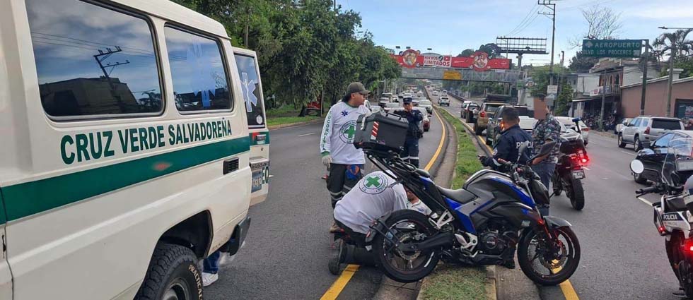 Motociclista acaba en el hospital tras sufrir varias lesiones a causa de un siniestro vial en la capital