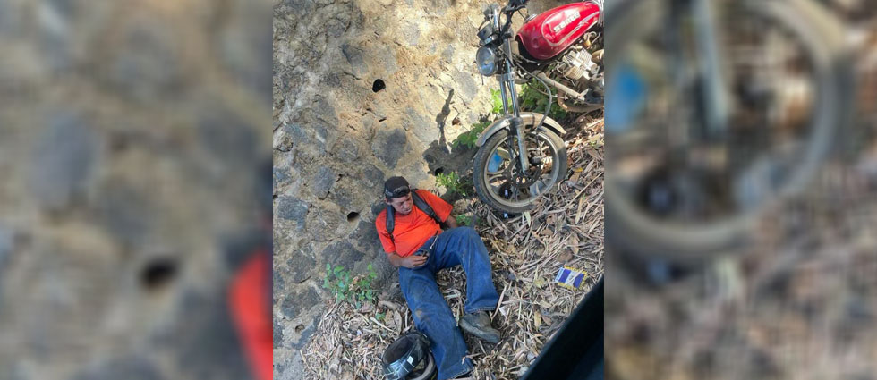 Captan a motociclista ebrio dormido en plena vía pública en Usulután