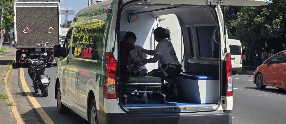 Auxilian a motociclista tras accidente en Colón