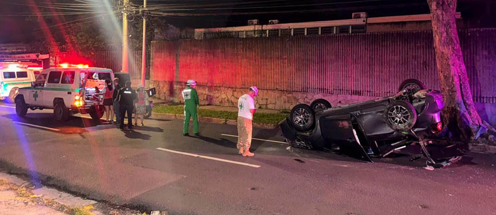Un lesionado tras vuelco de vehículo en la colonia Escalón