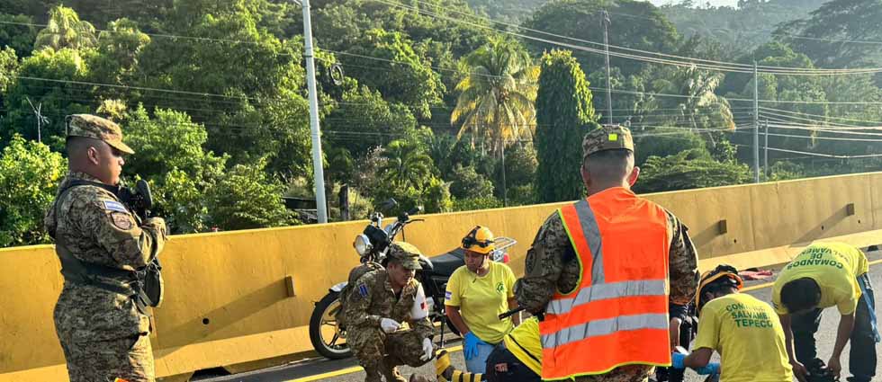 Militares y socorristas auxilian a conductor tras resultar lesionado en siniestro vial en La Libertad
