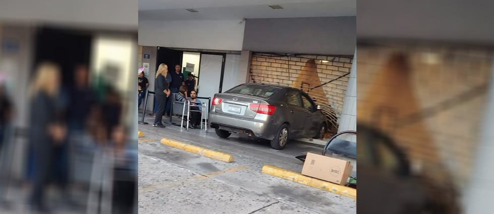 Automovilista se estrella contra DUICentro en la colonia Escalón al intentar estacionar