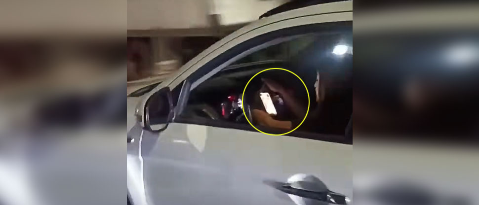 Motociclista capta a mujer que iba más pendiente del celular mientras conducía