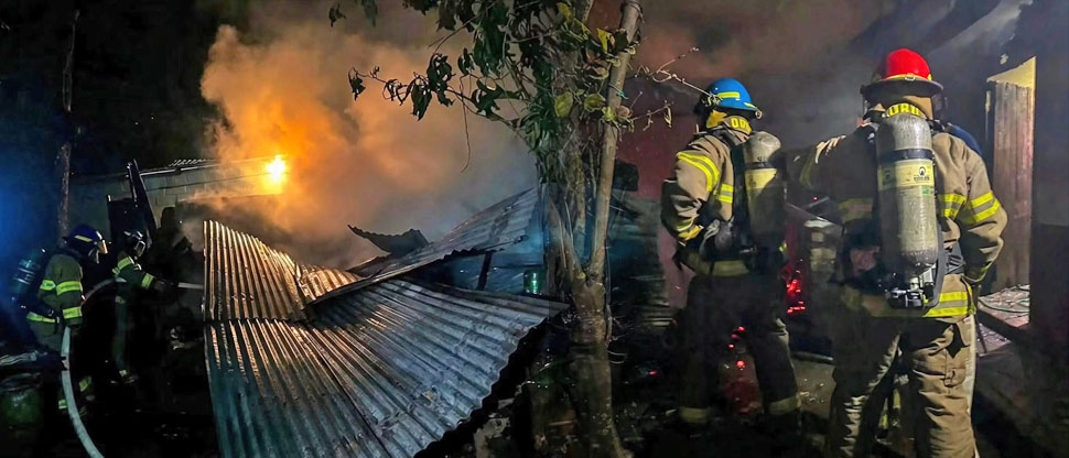 Voraz incendio consume vivienda construida con lámina y madera en Usulután