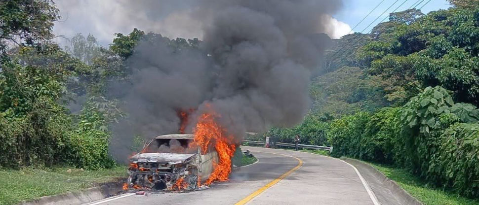 Vehículo termina en cenizas tras incendiarse en calle al Boquerón