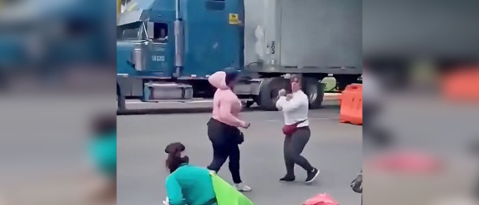 Vendedoras de rosquillas se disputan el amor de un trailero en plena vía pública