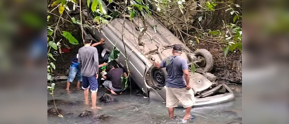 Vivos de milagro: dos lesionados tras caer vehículo hacia un río en carretera antigua Tacachico