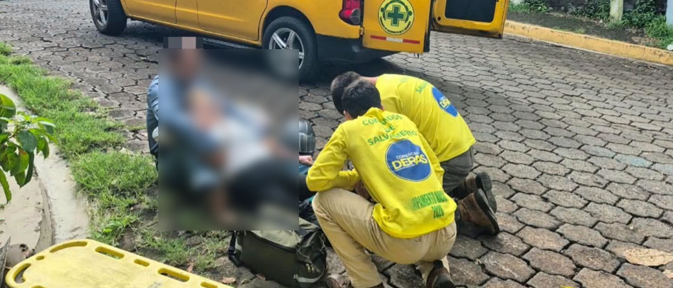 Auxilian a mujer tras accidentarse con su esposo en la motocicleta que se conducían