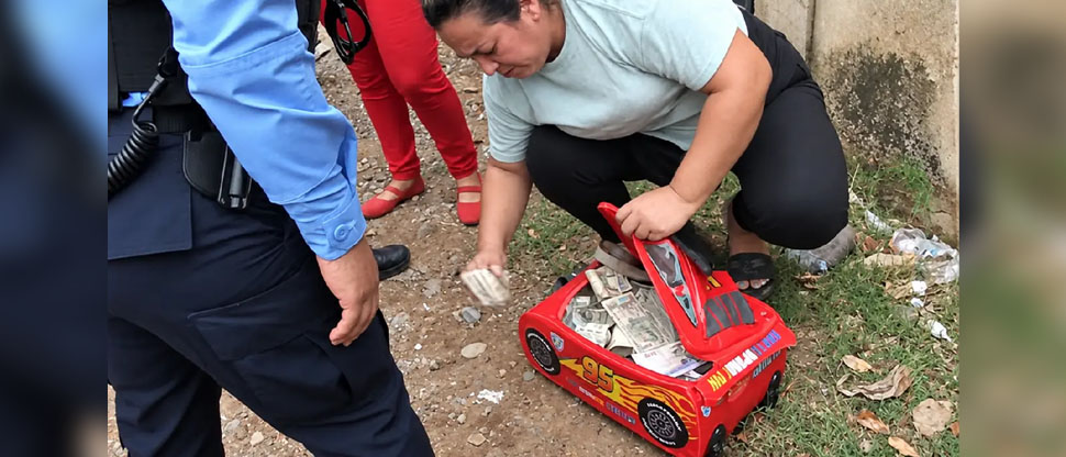 Autoridades interceptan fuerte cantidad de dinero en un curioso bolso de Rayo McQueen