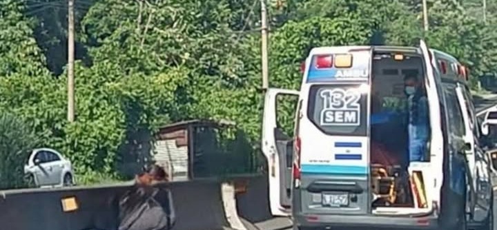 Motociclista pierde la vida tras chocar contra el separador de carril en Izalco
