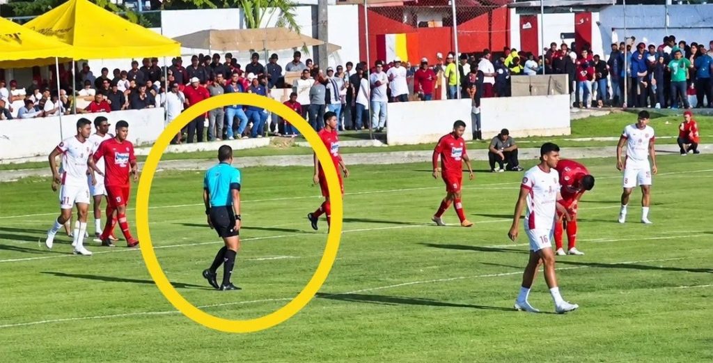 Captan instante cuando árbitro de fútbol se desmaya durante partido en Guatemala
