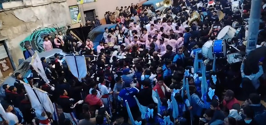 Se desata batalla campal de estudiantes en desfile de bandas en Quetzaltenango, Guatemala