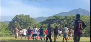 Captan instante cuando futbolistas se van a los golpes durante un partido aficionado en Moncagua