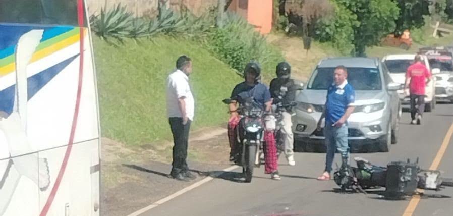 Motociclista fallece tras chocar contra pick up, caer a la calle y ser atropellado por un bus