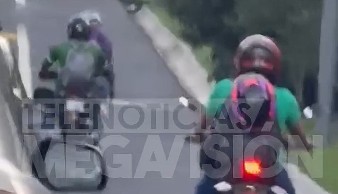 Ciclista pone en su lugar a motociclistas que circulaban sobre una ciclovía