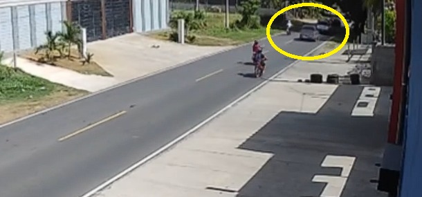 Captan instante cuando motociclista invade carril y choca contra con un carro cerca de motel