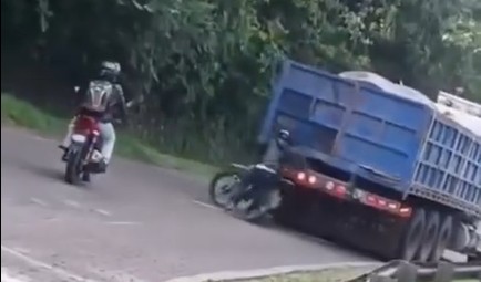 Motociclista no respeta la distancia de seguridad y termina arrastrado por volqueta