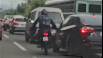 Captan instante cuando motociclista le rompe el espejo a un automovilista y escapa de la escena