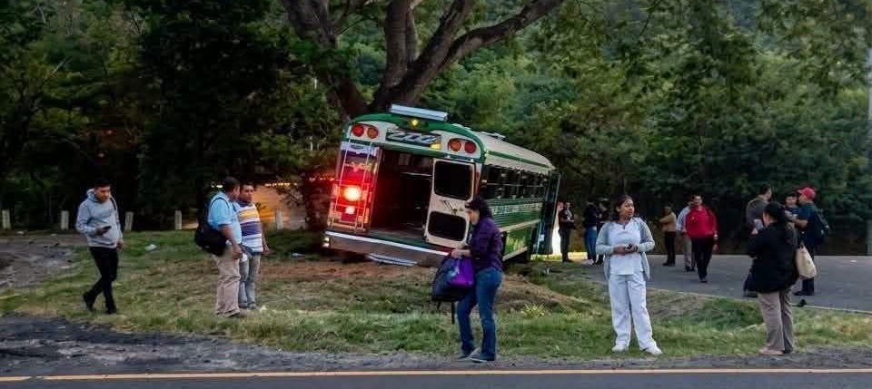 Bus de la ruta 202 lleno de pasajeros se estrella contra árbol en El Congo