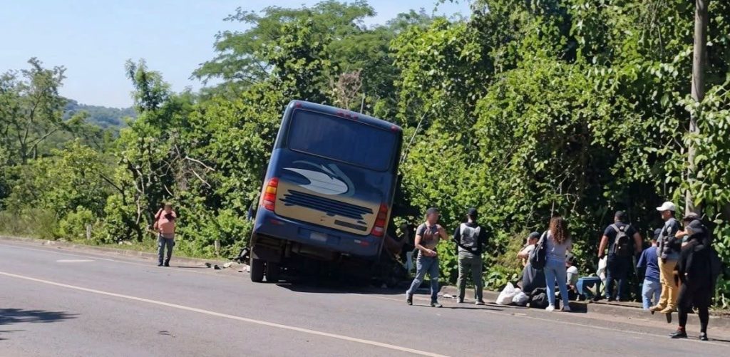 Bus con pasajeros cae en canaleta en La Curva del Gavilán