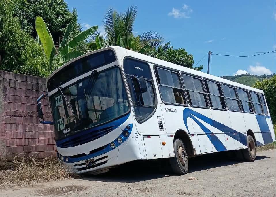Distracción del motorista provoca que bus se “encunete” en Santa Ana