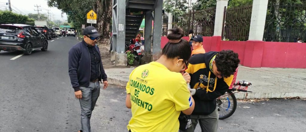 Joven sufre traumatismos en sus brazos tras caer de bus frente a la Universidad de El Salvador