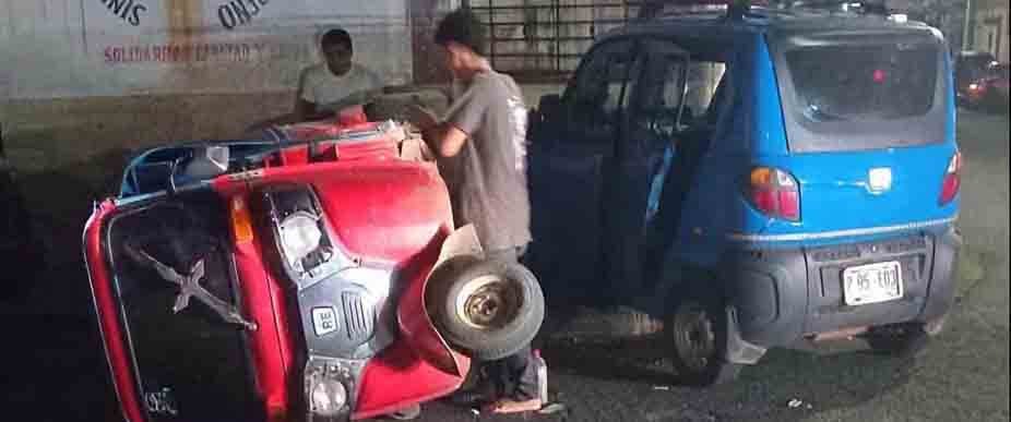 Choque de titanes: mototaxi y un Qute impactan por ir distraídos en Ahuachapán