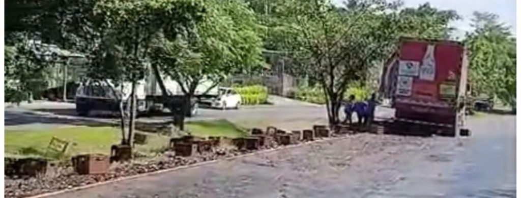 Camión repartidor de bebidas bota su valiosa carga en la carretera en San Rafael Cedros