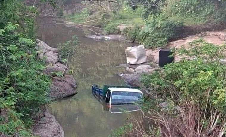 Camión cae en el río La Joya, Meanguera, Morazán, tras un accidente de tránsito