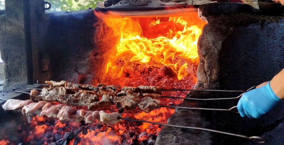 Vendedora de “carne de chucho” le dice a cliente que vaya a un restaurante si no le gusta que le sirva con la mano