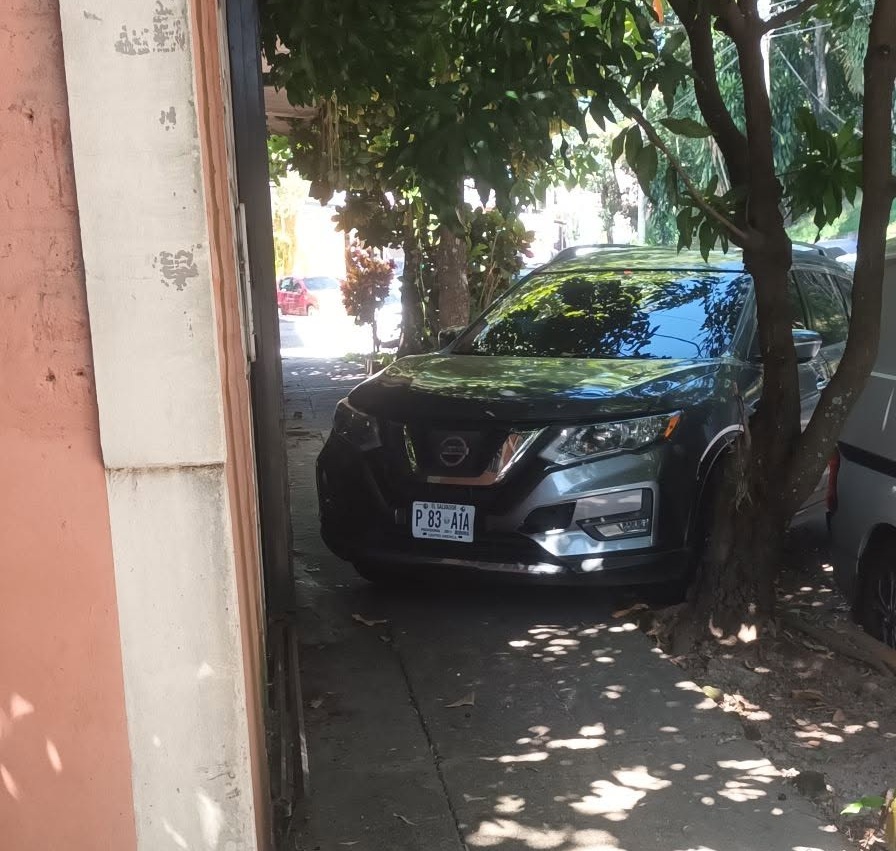 Denuncian a automovilista que se estacionó sobre la acera frente al Parque Extremo en Santa Tecla