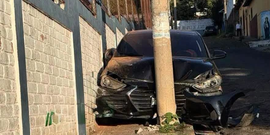 Automovilista se estrella contra poste frente al hospital de Santiago de María