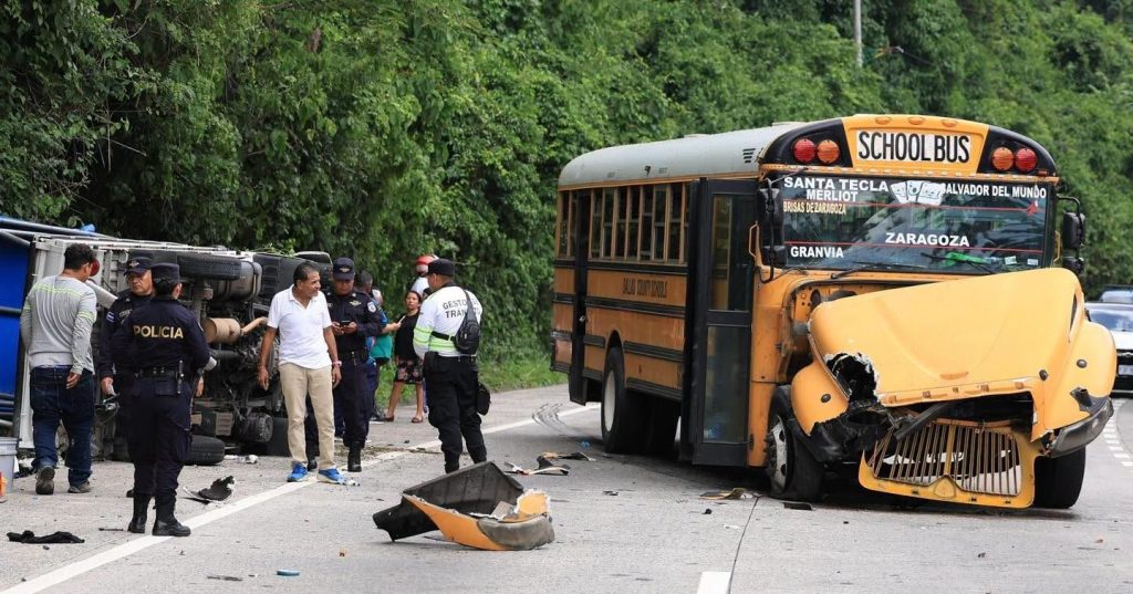 Bus choca contra camión y provoca que vuelque en la carretera al Puerto de La Libertad 