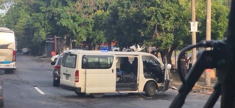 Choque entre un carro y microbús genera un fuerte embotellamiento en el desvío a Ilobasco