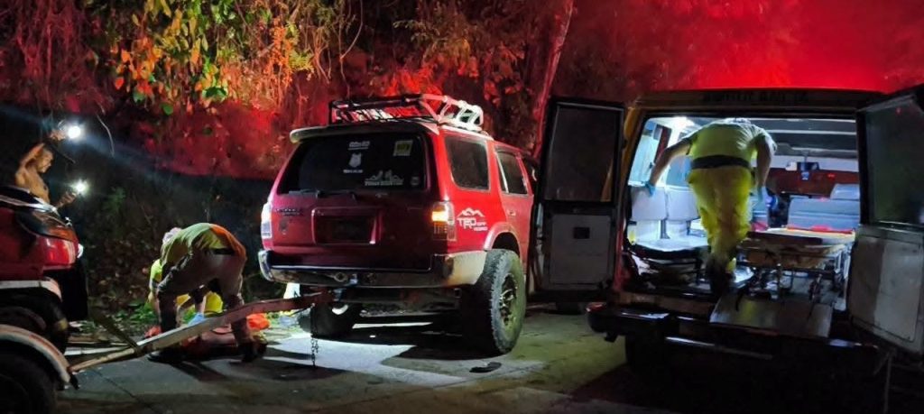 Carro tipo Qute choca contra separador de carril en Nejapa, hoy 2 personas lesionadas