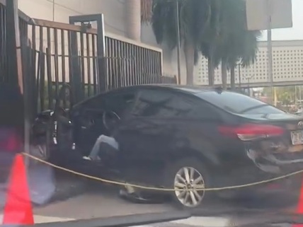 Conductora pierde el control y choca contra enrejado perimetral en Plaza Mundo Soyapango