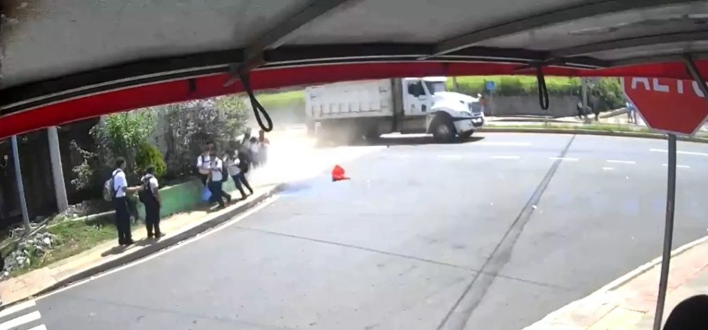 Este es el momento exacto cuando estudiantes se salvan de ser atropellados por camión en Quelepa