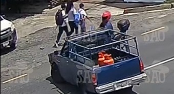Motociclista sale impulsado por los aires tras chocar con pick up Chalchuapa