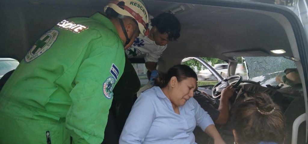 Pasajeros de microbús particular quedan atrapados entre hierros retorcidos tras choque en Alta Vista