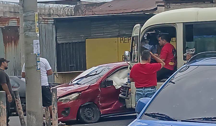 Microbús choca contra carro particular cerca de la Plaza Zurita