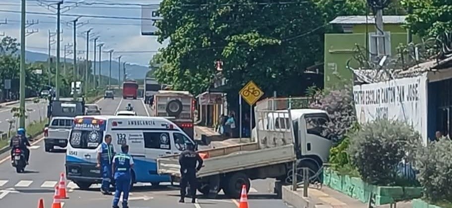 Camión se sale de la carretera y choca contra muro de centro escolar en desvío a Quelepa