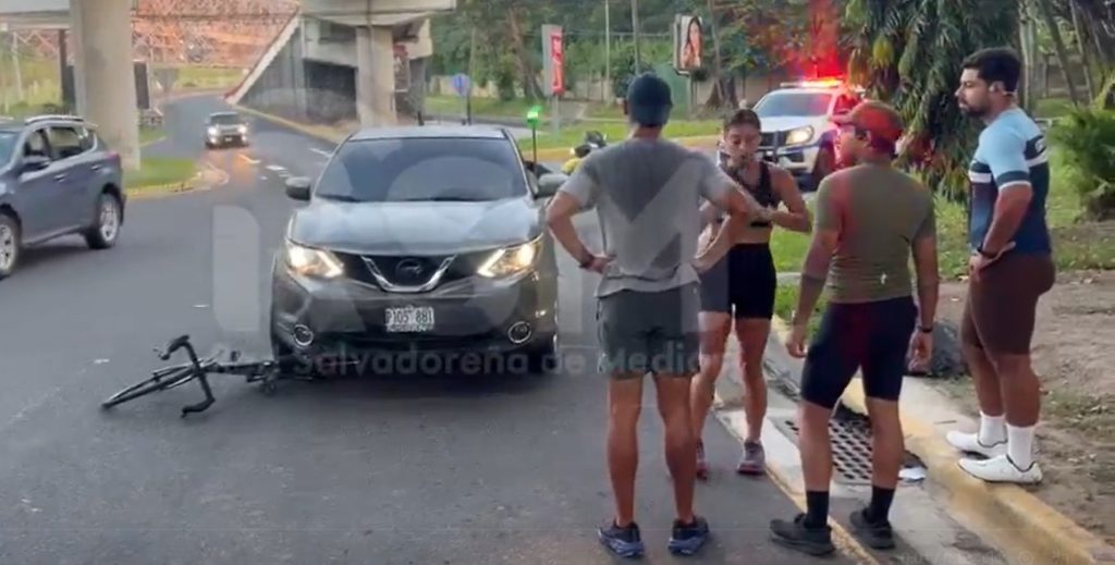Ciclista es embestido por un carro en el redondel Naciones Unidas