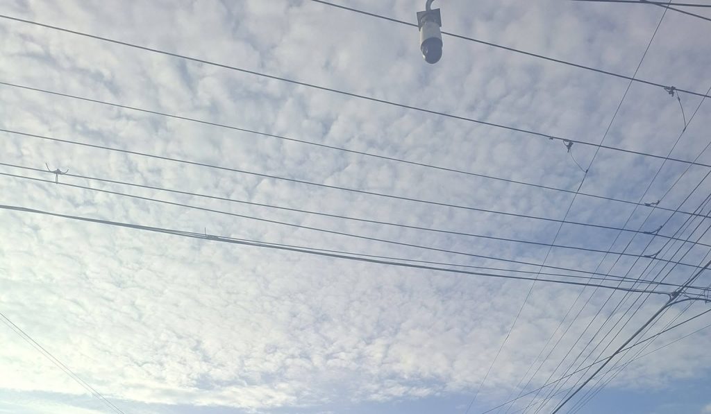 Un amanecer con “cielos petateados” genera preocupación entre los salvadoreños 