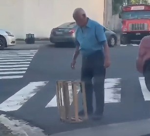 Sancionan a sujeto que exigía $2 por estacionarse en la vía pública y amenazaba con rayar los carros