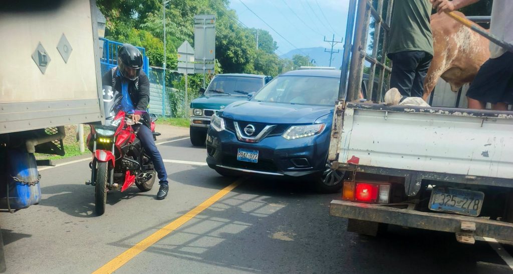 Piden los “3 Doritos Después” para automovilista que invade carril y cruza línea amarilla continua