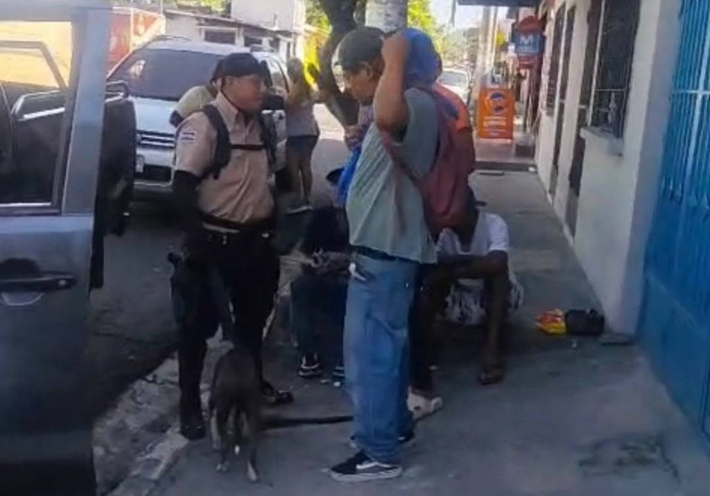 Rescatan a perrito en situación de riesgo en Soyapango