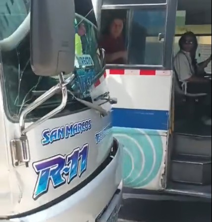 Denuncian a microbuseros de la ruta 11 que casi lesionan a una pasajera por pelear la vía