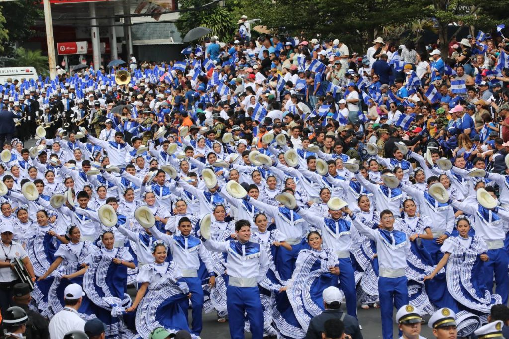 Miles de familias salvadoreñas disfrutan del desfile conmemorando 205 años de independencia
