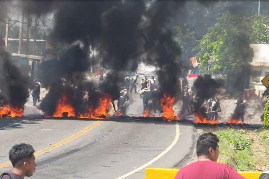 Reportan violentos enfrentamientos entre manifestantes y policías guatemaltecos